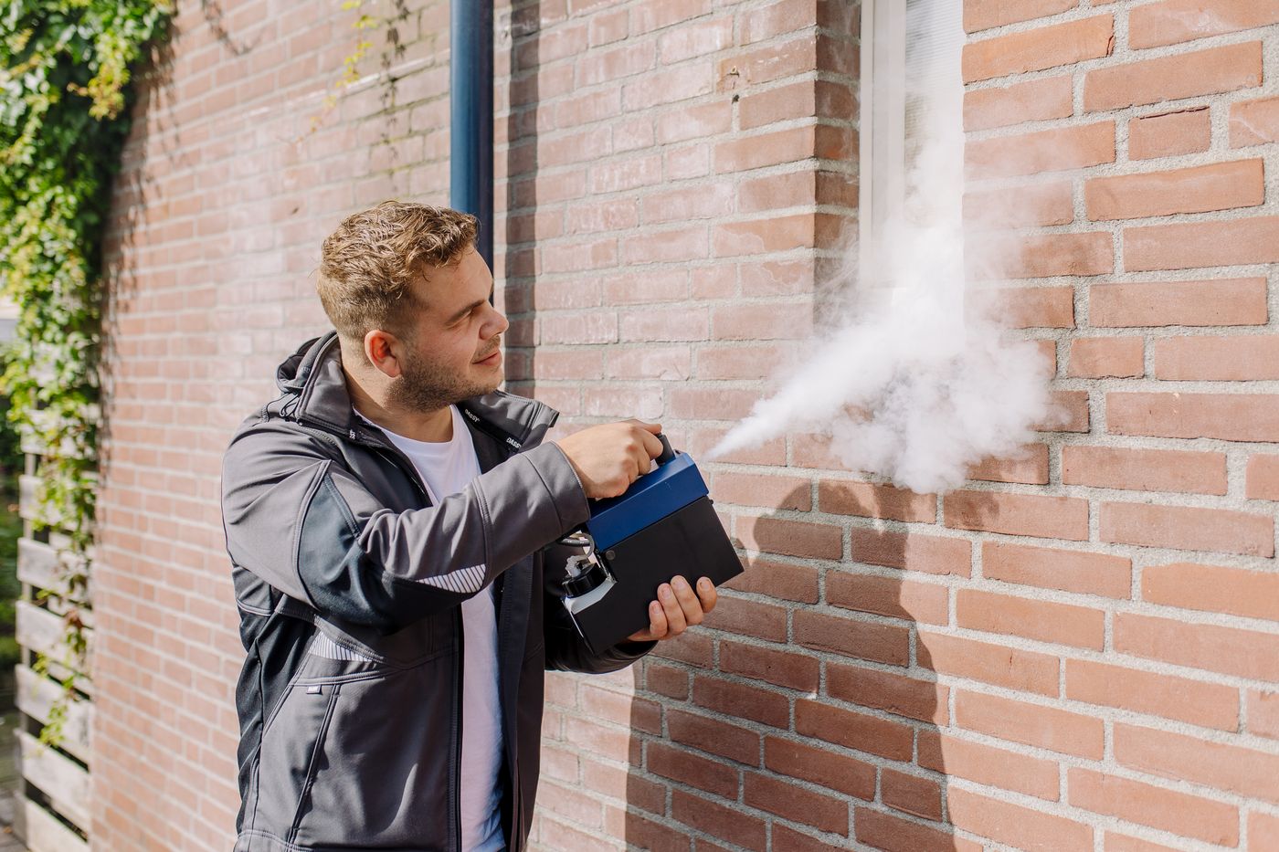 Rookproef aan de gevel maakt luchtlekken zichtbaar