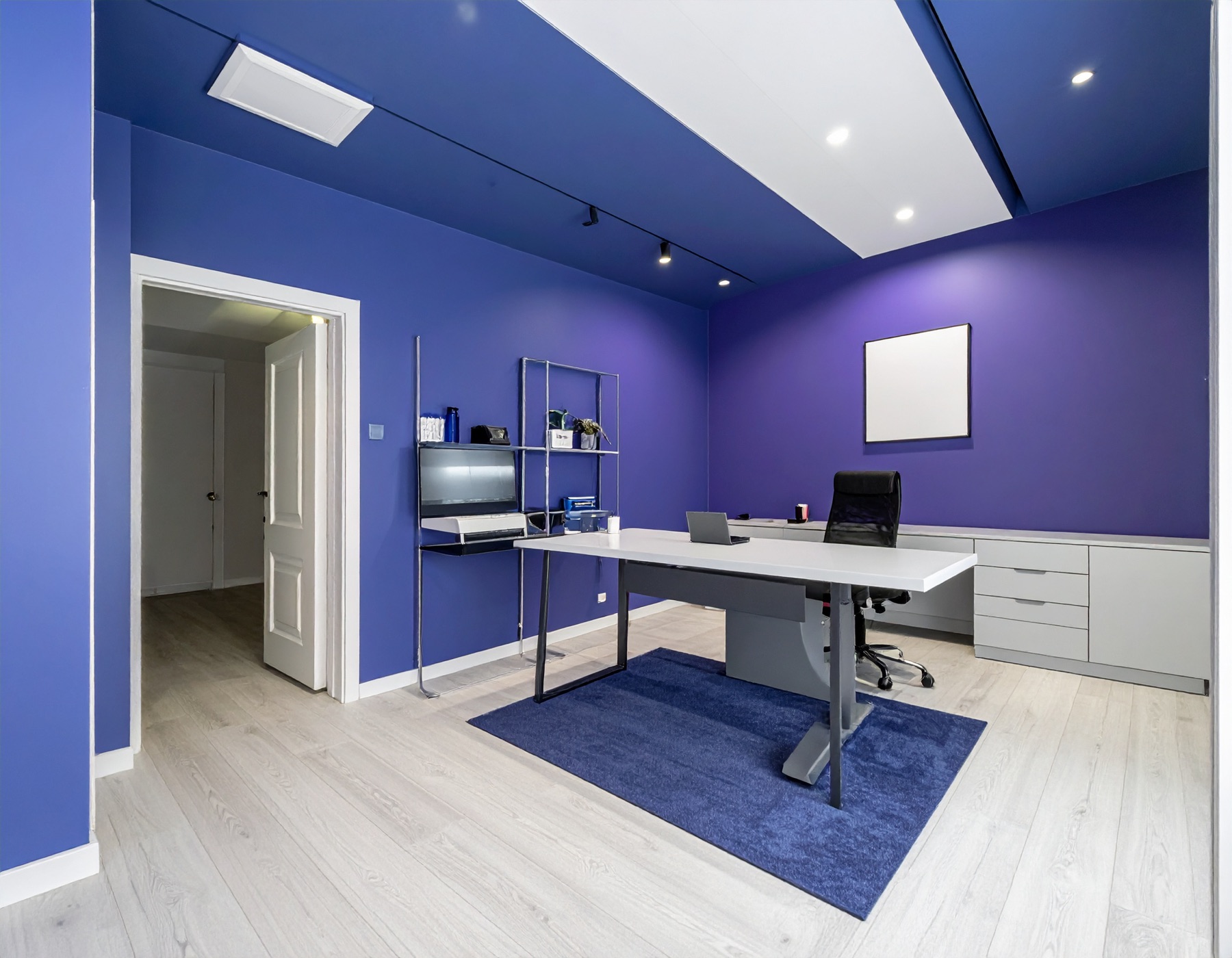 Kleurstudie koel monochroom blauw kantoor
